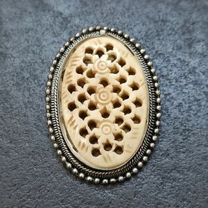 Vintage Elegante Carved Pendant – Silver-Tone Setting